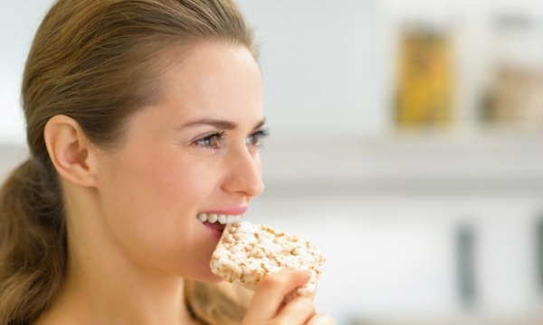 Nghe tiếng nhai thức ăn khiến bạn ăn ít hơn